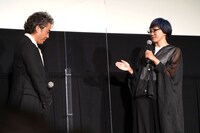 荻上直子（右）に褒められ、かしこまるムロツヨシ（左）。