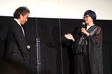 荻上直子（右）に褒められ、かしこまるムロツヨシ（左）。