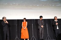 共演者たちをうらやましがる吉岡秀隆（左）。