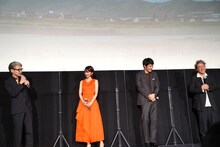 共演者たちをうらやましがる吉岡秀隆（左）。