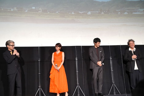 共演者たちをうらやましがる吉岡秀隆（左）。