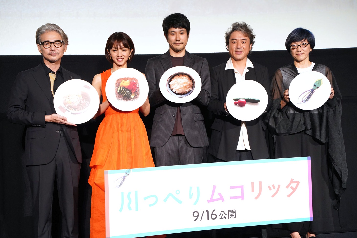 「川っぺりムコリッタ」プレミア上映イベントにて、左から吉岡秀隆、満島ひかり、松山ケンイチ、ムロツヨシ、荻上直子。