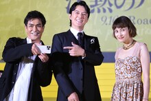 左から北村一輝、福山雅治、柴咲コウ。