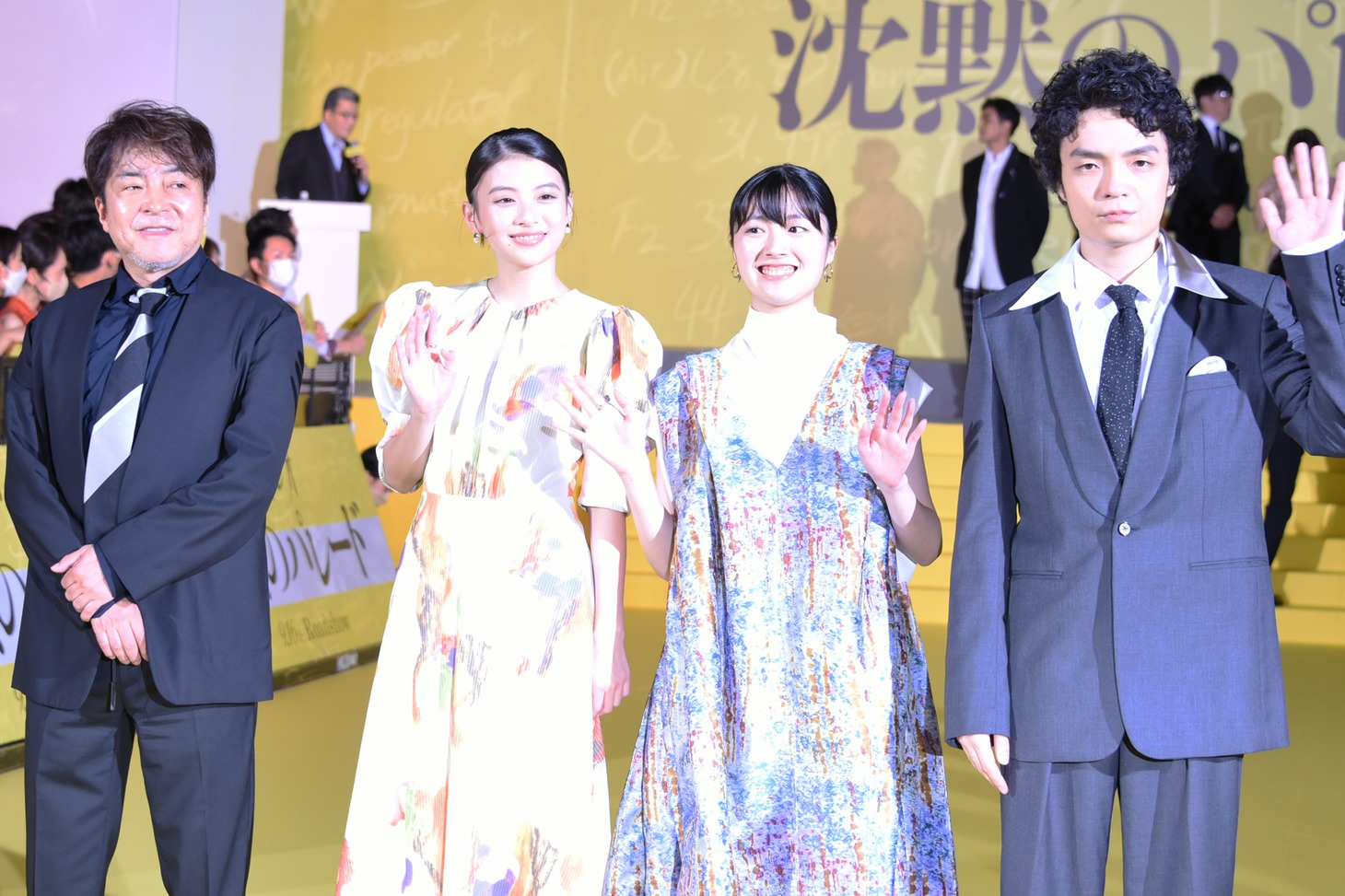 左から西谷弘、出口夏希、川床明日香、岡山天音。