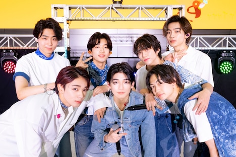 8LOOMメンバー役のキャスト。前列左から宮世琉弥、高橋文哉、綱啓永。後列左から八村倫太郎、森愁斗、山下幸輝、NOA。