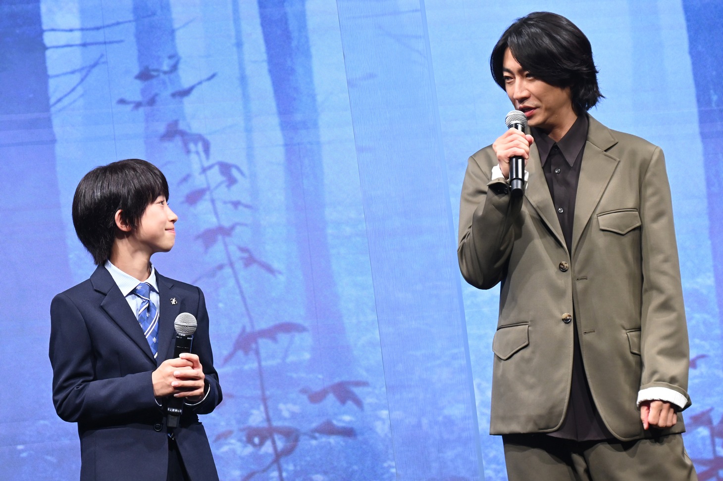 「“それ”がいる森」完成報告イベントに参加した上原剣心（左）、相葉雅紀（右）。