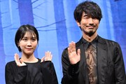 左から松本穂香、眞島秀和。
