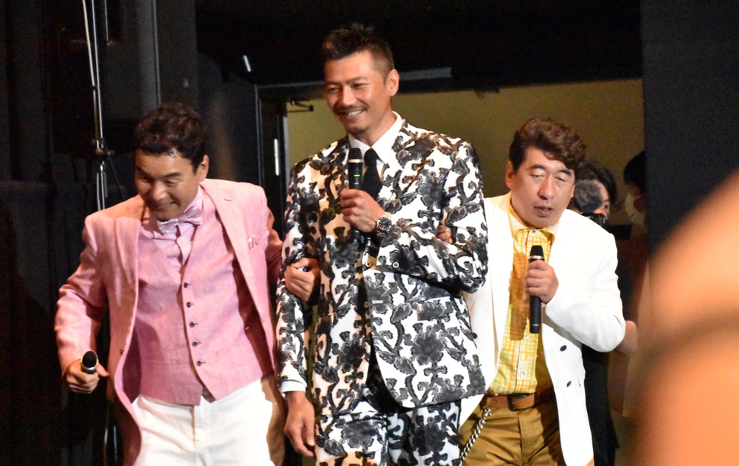 純烈の新メンバーとしてサプライズ発表された岩永洋昭（中央）。