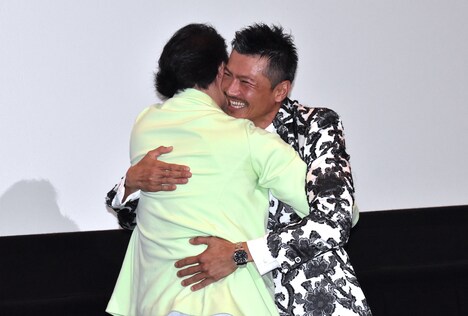 抱き合う小田井涼平（左）と岩永洋昭（右）。