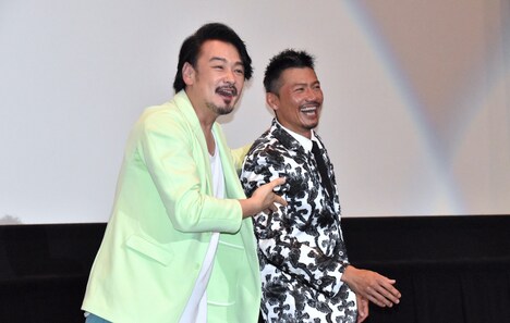 ファンに「（岩永洋昭を）よろしくね！」とメッセージを送る小田井涼平（左）。