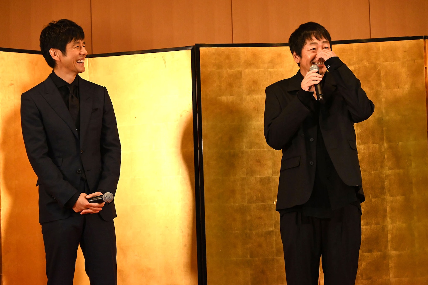 左から西島秀俊、大森南朋。