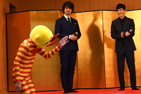 ペコペコしながら登場したグックルくん（左）。