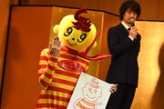 斎藤工（奥）に「手がきれい」と褒められ喜ぶグックルくん（手前）。