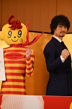 左からグックルくん、斎藤工。