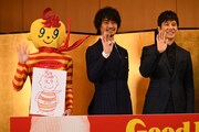 左からグックルくん、斎藤工、西島秀俊。