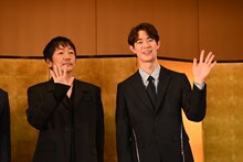 左から大森南朋、宮沢氷魚。