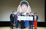 「アイ・アム まきもと」完成披露試写会の様子。左から坪倉由幸、宇崎竜童、阿部サダヲ、満島ひかり、松下洸平、水田伸生。