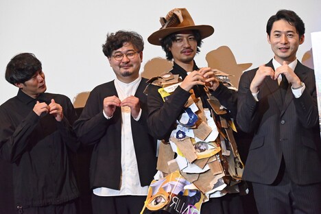 「MIRRORLIAR FILMS Season4」初日舞台挨拶の様子。「M」ポーズを取る登壇者。