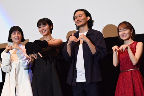 「MIRRORLIAR FILMS Season4」初日舞台挨拶の様子。「M」ポーズを取る登壇者。