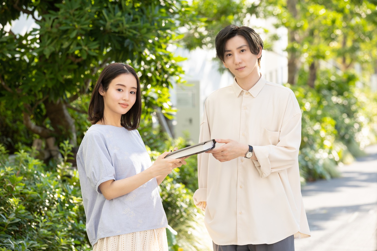 左から藤原さくら、京本大我。