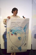 さかなクンが描いたイラストを手にする井川遥。