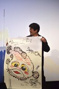 さかなクンが描いたイラストを手にする沖田修一。
