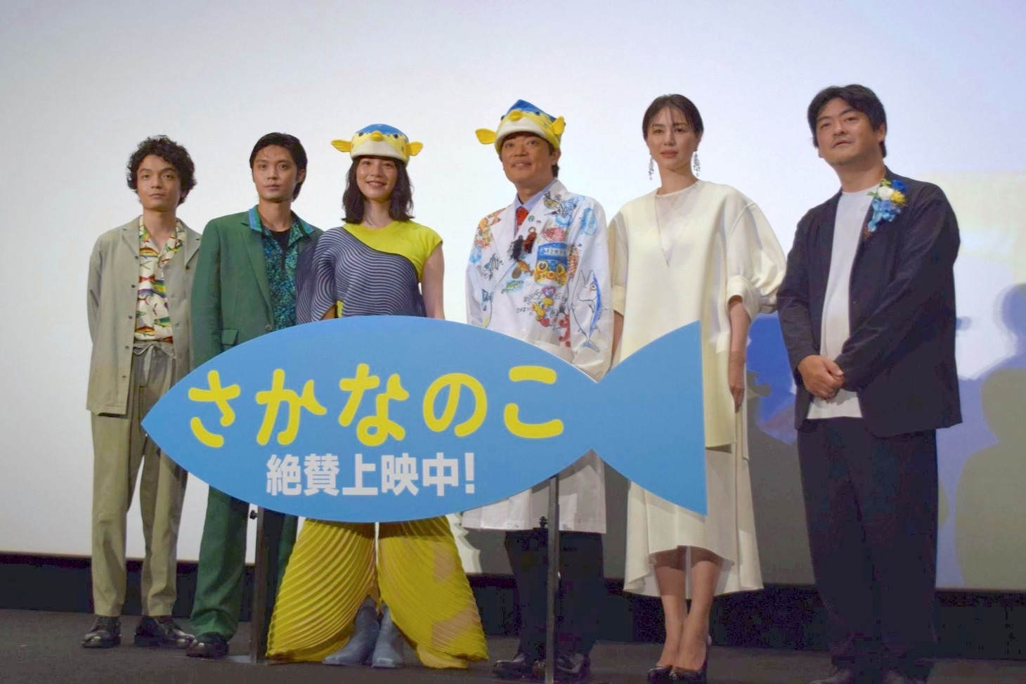 左から岡山天音、磯村勇斗、のん、さかなクン、井川遥、沖田修一。