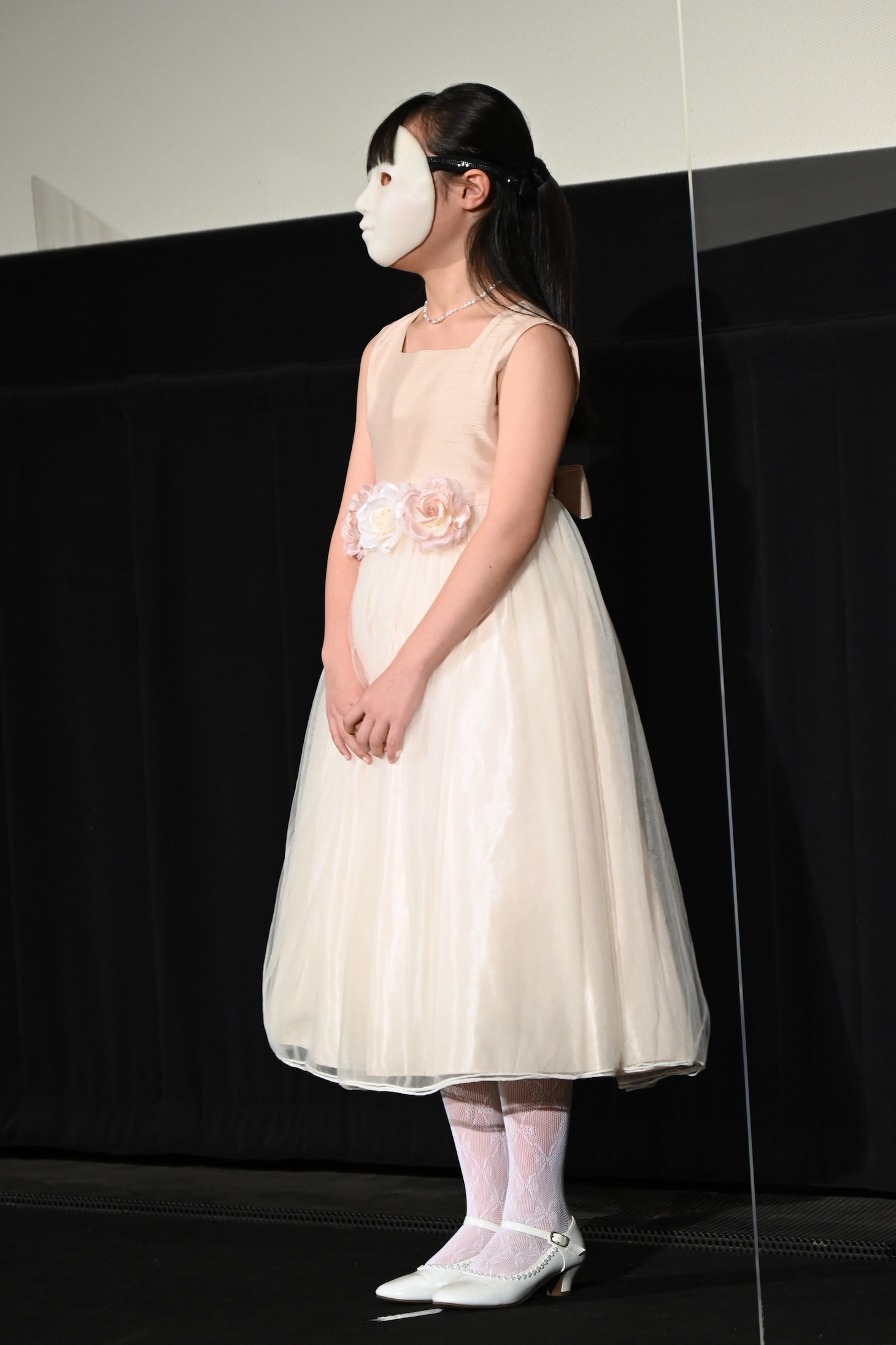 仮面を付けた渡辺さくら。