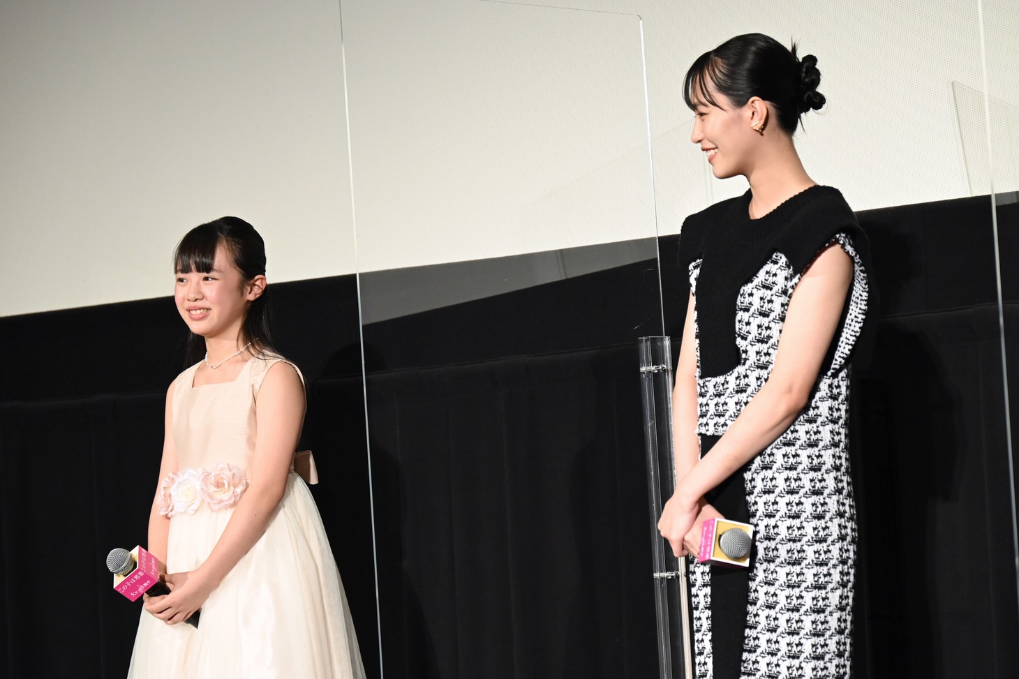 左から渡辺さくら、南沙良。