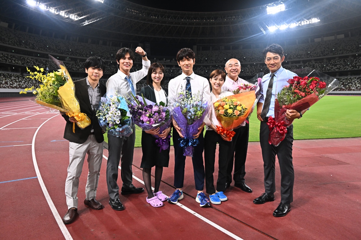 左から増田貴久、中川大志、岡崎紗絵、綾野剛、芳根京子、高橋克実、反町隆史。