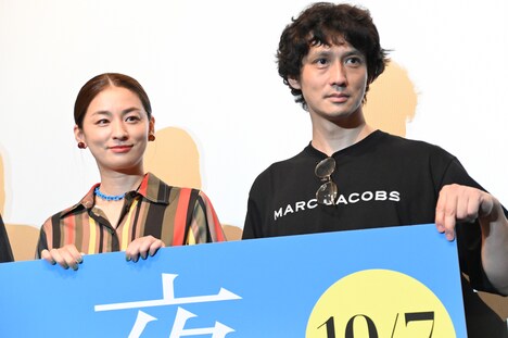左から尾野真千子、安藤政信。