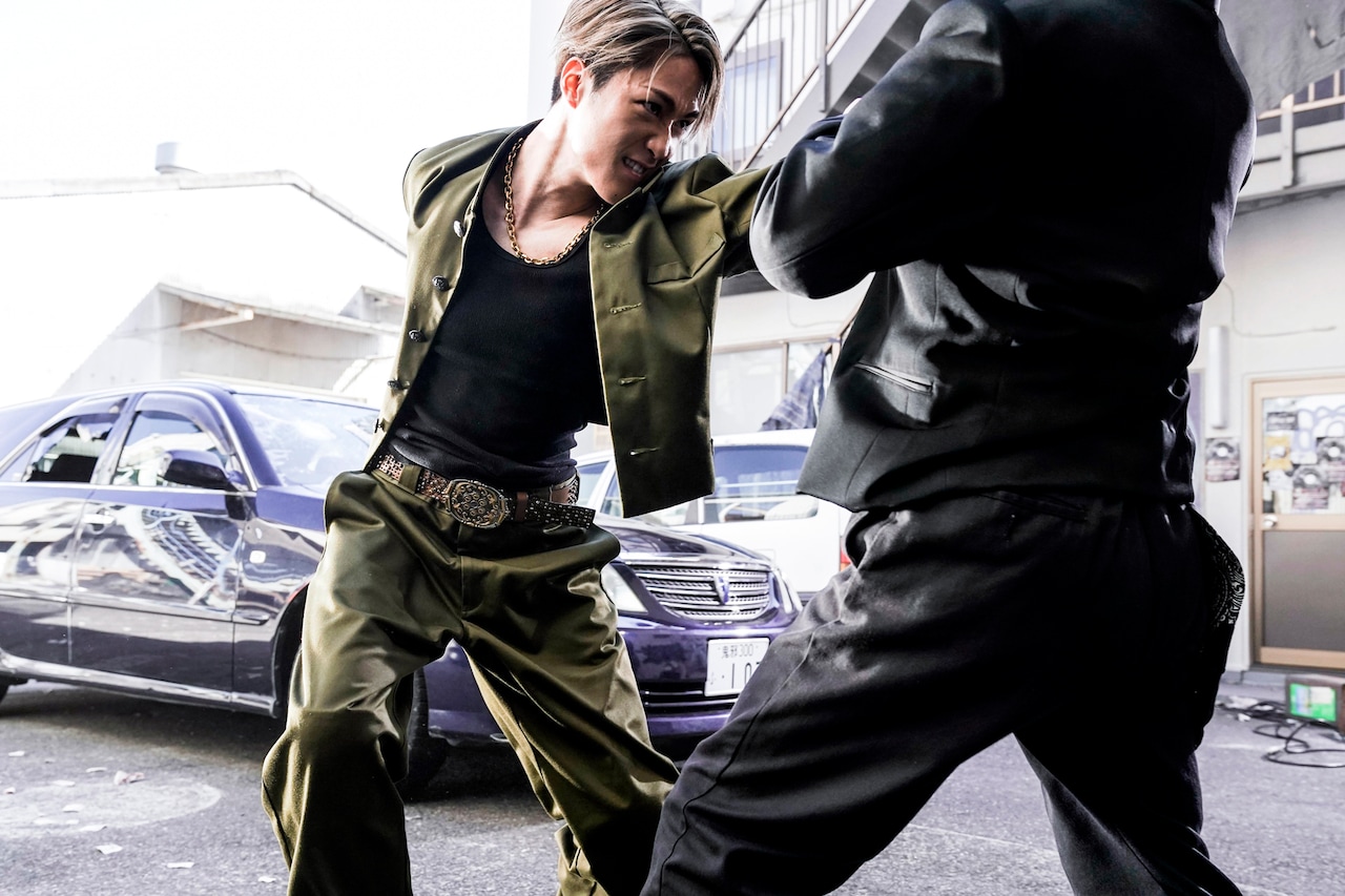 「HiGH&LOW」三校連合のアクション捉えた場面写真、藤原樹や中本悠太の姿が