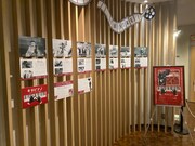 テアトル梅田ロビーでの展示の様子。