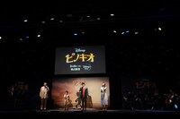 「星に願いを」歌唱時の様子。