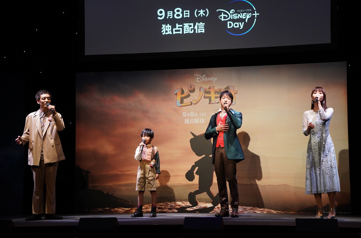 「星に願いを」歌唱時の様子。