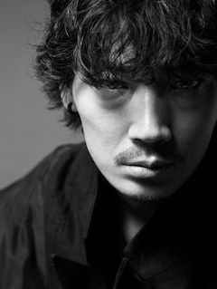 綾野剛の肖像作品集が発売、560ページ×モノクロ写真で30代最後の姿 