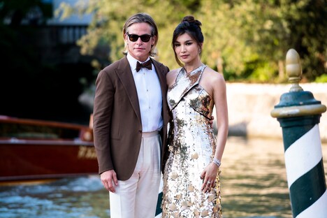 左からクリス・パイン、ジェンマ・チャン。