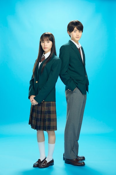 黒沼爽子役の南沙良（左）と風早翔太役の鈴鹿央士（右）。