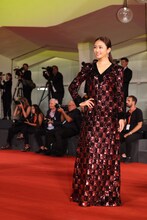 第79回ヴェネツィア国際映画祭のレッドカーペットを歩く木村文乃。(c)Kazuko Wakayama