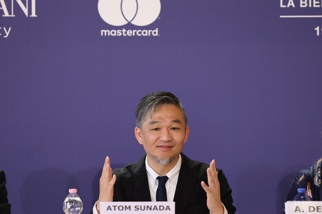 第79回ヴェネツィア国際映画祭公式記者会見に参加した砂田アトム。(c)Kazuko Wakayama