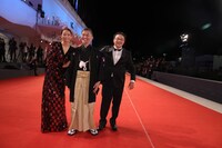 第79回ヴェネツィア国際映画祭レッドカーペットの様子。左から木村文乃、砂田アトム、深田晃司。(c)Kazuko Wakayama