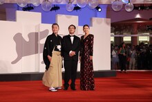 第79回ヴェネツィア国際映画祭レッドカーペットの様子。左から砂田アトム、深田晃司、木村文乃。(c)Kazuko Wakayama