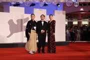 第79回ヴェネツィア国際映画祭レッドカーペットの様子。左から砂田アトム、深田晃司、木村文乃。(c)Kazuko Wakayama
