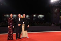 第79回ヴェネツィア国際映画祭レッドカーペットの様子。左から木村文乃、深田晃司、砂田アトム。(c)Kazuko Wakayama