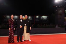 第79回ヴェネツィア国際映画祭レッドカーペットの様子。左から木村文乃、深田晃司、砂田アトム。(c)Kazuko Wakayama