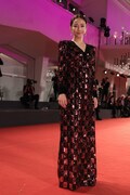 第79回ヴェネツィア国際映画祭のレッドカーペットを歩く木村文乃。(c)Kazuko Wakayama
