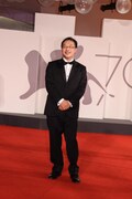第79回ヴェネツィア国際映画祭のレッドカーペットを歩く深田晃司。(c)Kazuko Wakayama