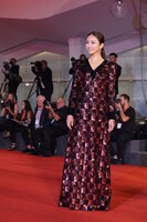 第79回ヴェネツィア国際映画祭のレッドカーペットを歩く木村文乃。(c)Kazuko Wakayama