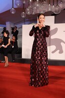 第79回ヴェネツィア国際映画祭のレッドカーペットを歩く木村文乃。(c)Kazuko Wakayama