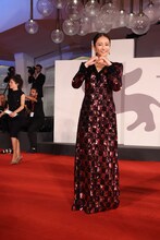 第79回ヴェネツィア国際映画祭のレッドカーペットを歩く木村文乃。(c)Kazuko Wakayama